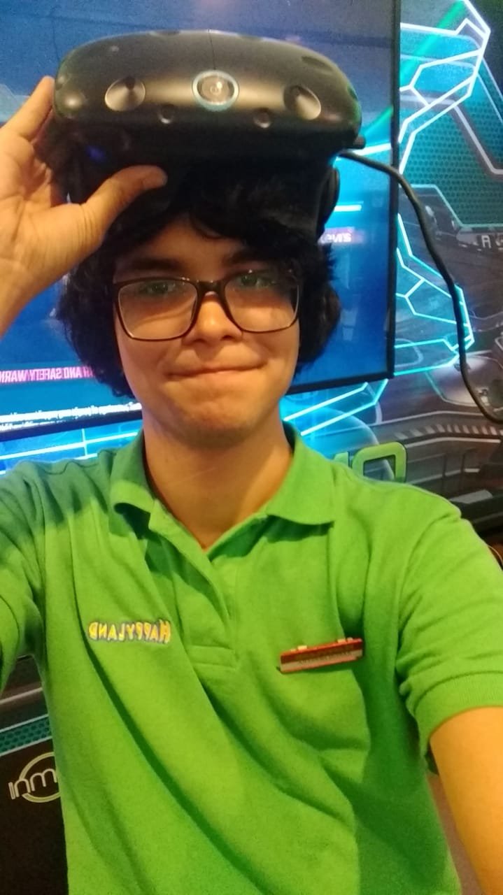 Aaron en su primer trabajo con realidad virtual en Happyland, Chile, 2019