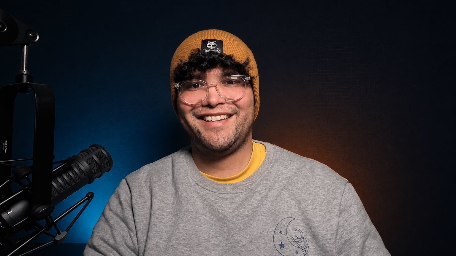 Aaron Herrera en su estudio, frente a su micrófono
